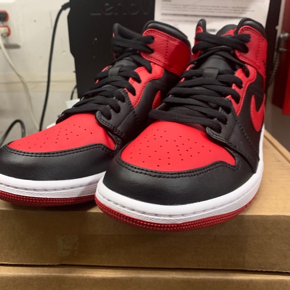 Jordan 1 mid
